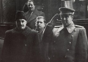 Энвер Ходжа с Г. Димитровым и В. Коларовым.