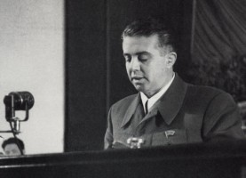 Энвер Ходжа выступает с отчетным докладом на II Съезде Албанской партии труда. 31 марта 1952 года.