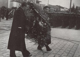 Энвер Ходжа и Хюсни Капо возлагают траурный венок к подножию монумента И.В. Сталина в Тиране.
