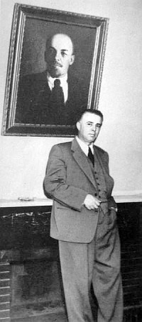 Энвер Ходжа в своем домашнем офисе. 1960 год.