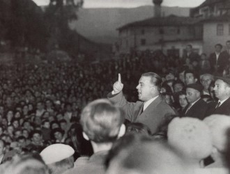 Выступление Энвера Ходжа перед тудящимися города Берата. 1961 год.