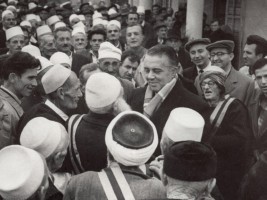 Энвер Ходжа среди ветеранов войны за национальную независимость.