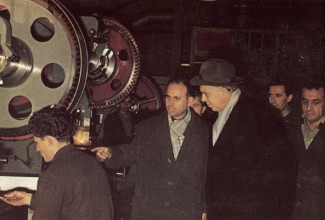 Энвер Ходжа посещает металлообрабатывающий завод в Гирокастре. 1966 год.