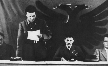 Выступление Энвера Ходжа на I Антифашистском национально-освободительном съезде в городе Пермете.