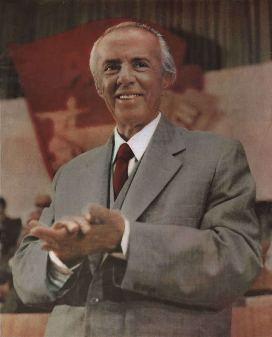 Товарищ Энвер Ходжа на IX съезде Профсоюзов Албании. Июнь 1982 года.