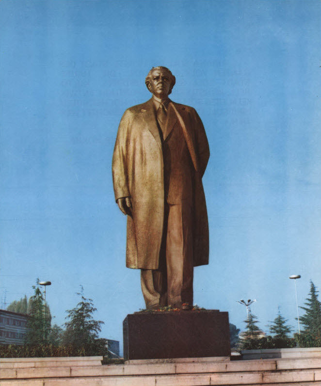 Памятник Энверу Ходжа на Площади Скандербега в Тиране.