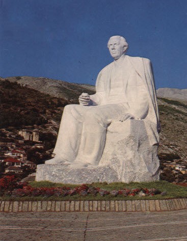 Памятник Энверу Ходжа в городе Гирокастре.
