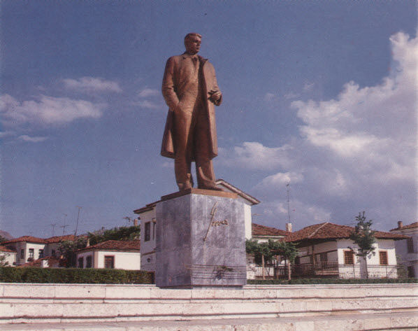 Памятник Энверу Ходжа в городе Корче.